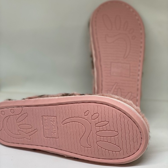 Trendy Pink and Black Fur Slippers - Picture 3 of 7